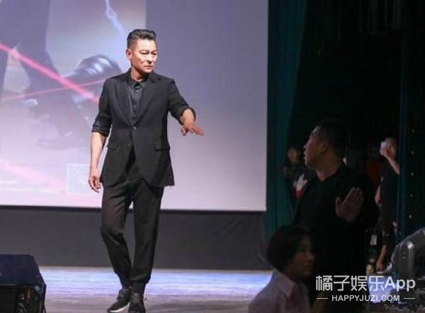 刘德华和粉丝视频_刘德华偶遇粉丝_刘德华与粉丝的暖心互动